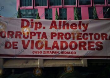 TRANSPORTISTAS BLOQUEAN PLAZA JUÁREZ Y ACCESOS A PACHUCA EN PROTESTA POR ABUSO A MENORES