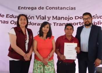 Entrega de Constancias a 75 personas operadoras de transporte público