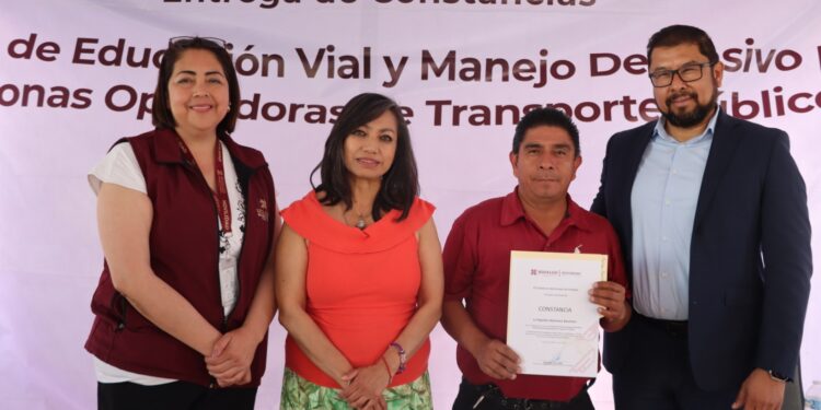 Entrega de Constancias a 75 personas operadoras de transporte público