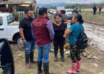 Despacho del Gobernador y Servidores del Pueblo colaboran en acciones de limpieza en Los Tuzos