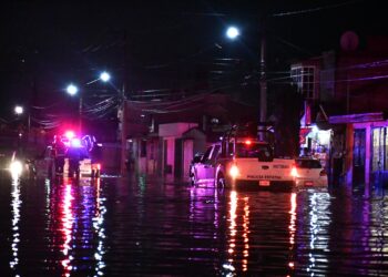 Policía Estatal y Bomberos continúan labores de auxilio en la colonia Tuzos
