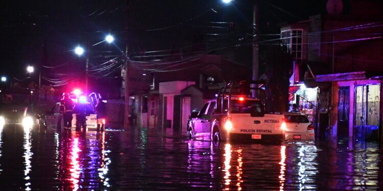 Policía Estatal y Bomberos continúan labores de auxilio en la colonia Tuzos