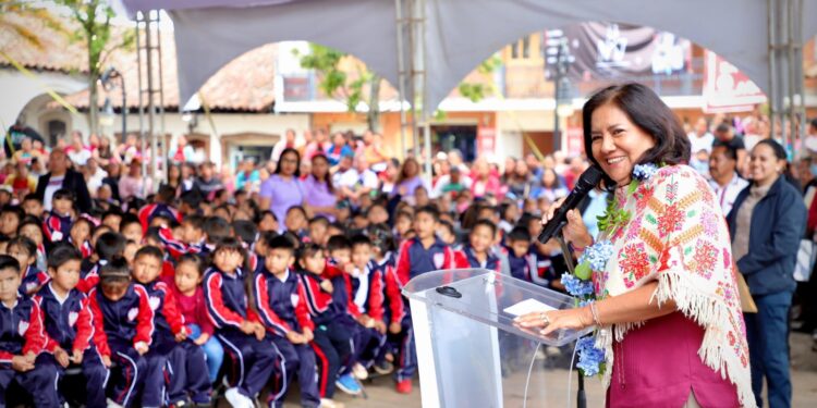 Entrega DIF Hidalgo juguetes y sillas de ruedas en Acaxochitlán