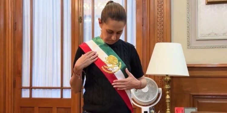 🇲🇽 Primera banda presidencial confeccionada por mujeres militares