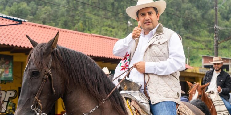 Alcalde de Uruapan exige presentar vivos o muertos a responsable de muerte de policía municipal