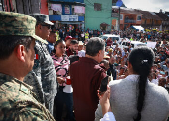 Julio Menchaca supervisa atención a familias afectadas por las lluvias