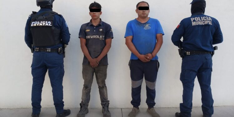 Detienen a dos hombres por desvalijar tractocamión robado en Tlahuelilpan