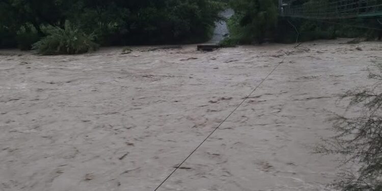 Comunidades incomunicadas por la crecida del río Amajac