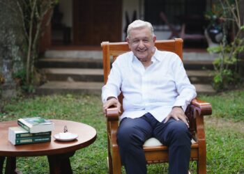 Reaparece AMLO con anuncio de su nuevo libro “Grandeza” y desata polémica en redes