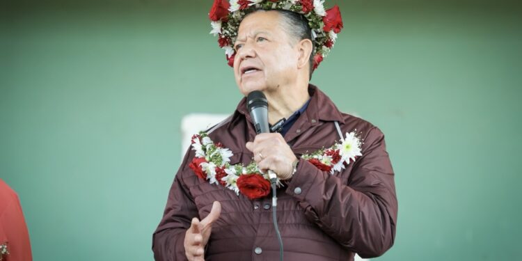 Menchaca refuerza la reconstrucción en Lolotla con obras y programas sociales