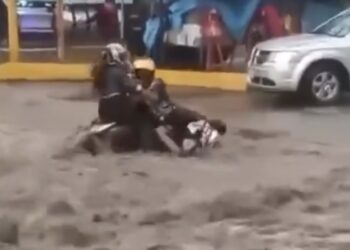 Fuerte corriente arrastra a familia en motoneta en Tultepec tras intensas lluvias; todo quedó en susto