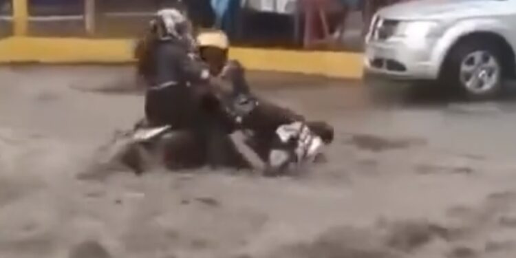 Fuerte corriente arrastra a familia en motoneta en Tultepec tras intensas lluvias; todo quedó en susto