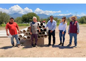 SIPDUS entrega tubería de compuertas para tecnificar el riego en Ixmiquilpan